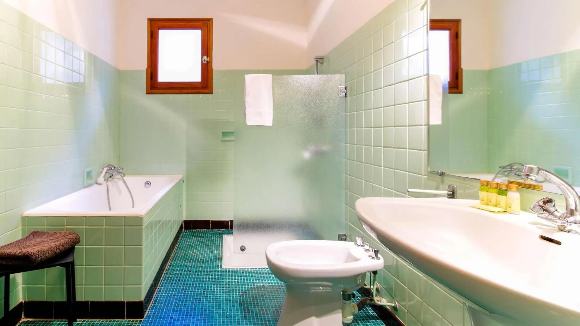 Select'Sohome - Villa De Vacances Pour 6 Personnes Avec Une Vue A 180 Degres - Piscine Et Services Inclus - Villa Figa Le Lavandou 0*,  France
